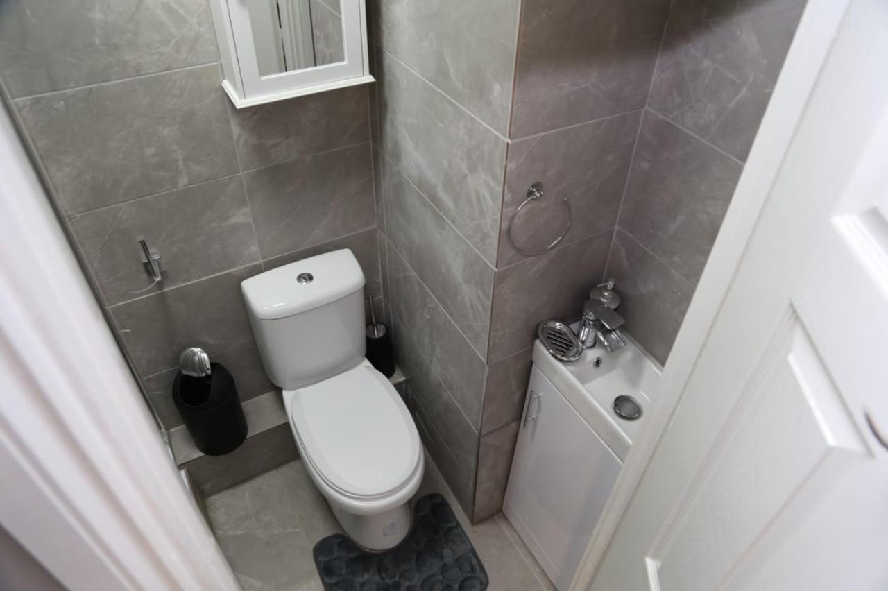 A A Guest Rooms Woolwich Лондон Экстерьер фото